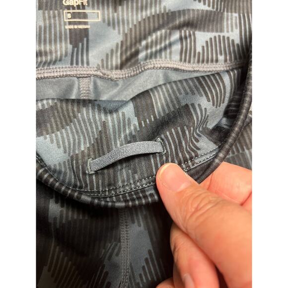 GapFit Womens Leggings Zip Pocket Logo All Over Print Black Gray Size Small - Picture 4 of 8
